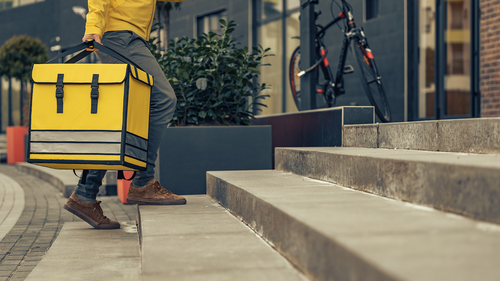 오배송 택배 주인 찾아주다가 신상 털린다?