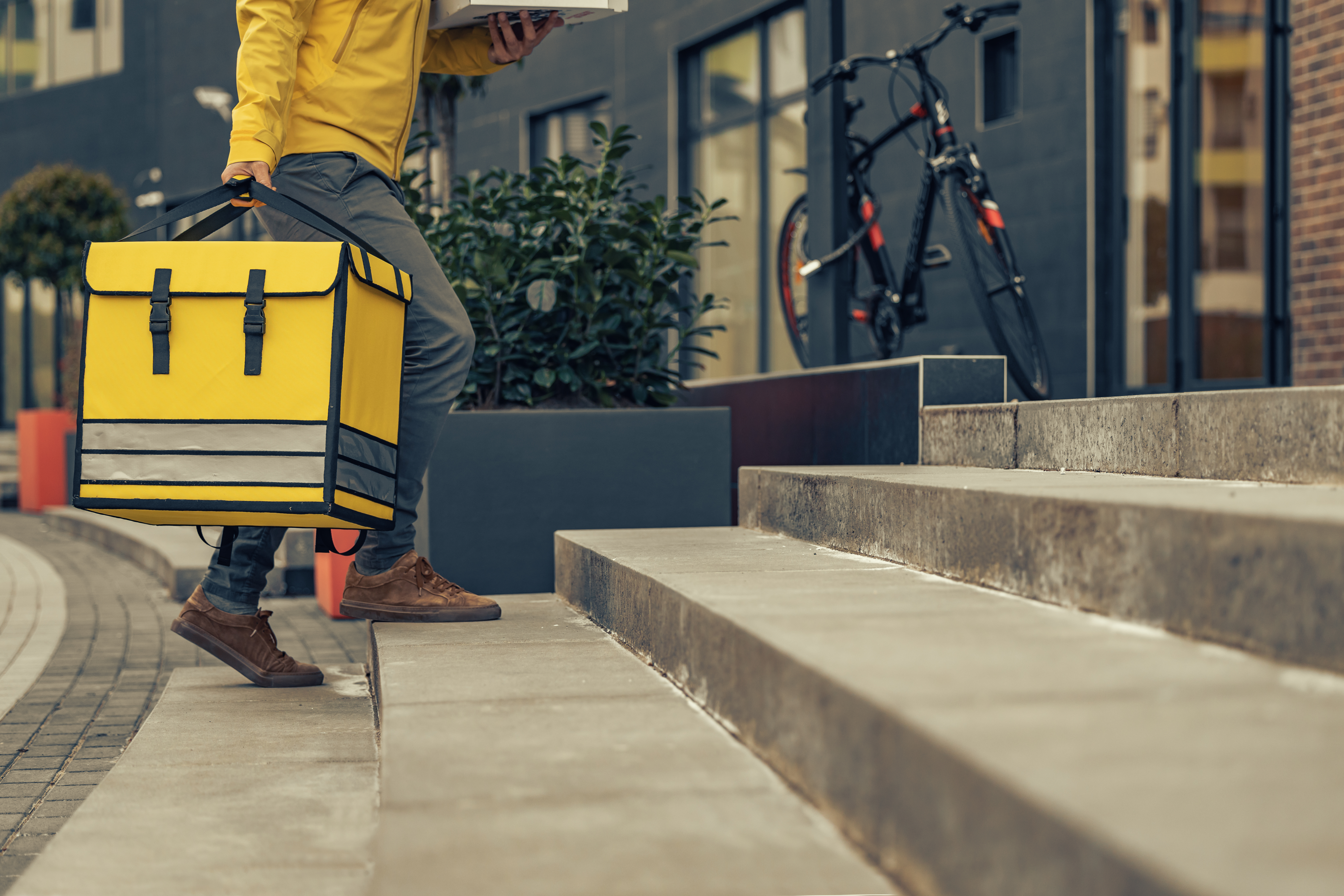 오배송된 택배 주인 찾아주다가 신상 털린다?